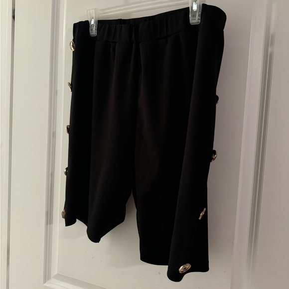 Plus Size Biker Shorts in Black high waisted - Picture 1 of 4